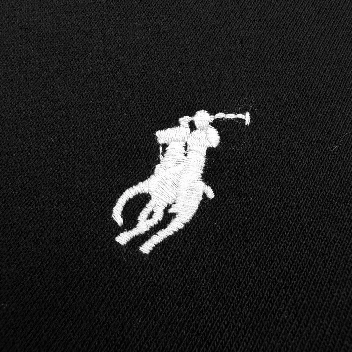 P290 [Exclusive supply] Ralph Lauren pony embroidered crew neck sweatshirt (black). Original purchase and development for 1,690. The fabric is made of customized cloud-like honey cotton fleece sweatshirt material. It feels delicate and comfortable against the skin. It is based on matte gray. It comes with a soft light filter. The exquisite indigo pony logo is embellished. It is highly recognizable. It has an atmosphere of freedom and vitality. A symphony of pure and smart colors. It outlines a high-end silhouette with extreme simplicity. Become the smart focus of vision. Show your taste in silence, using imported machine embroidery technology. Use advanced computer control system and precision mechanical components to achieve the iconic pony embroidery operation. High precision. The lines are smooth and delicate, using the Hasuo process. Use specific machines to sew. The Hasuo fastness is high. It adds visual effects. It is time-consuming and labor-intensive. The fabrics have been washed. It has better hand feel and texture. It is not easy to deform, not easy to shrink, not easy to fade, and maintains long-term beauty. Size:S-M-L-XL